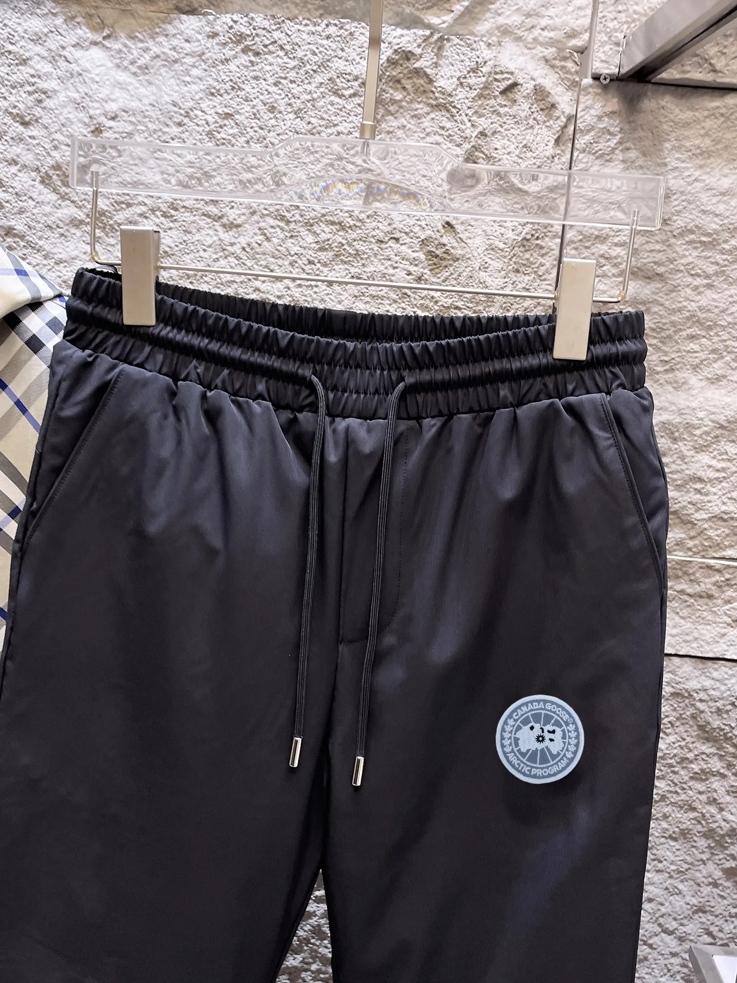 P490 Big Goose🇨🇦 🌹25 new autumn and winter thickened warm down pants are here🔥A must-have outdoor windproof, lockable and warm in winter. Made of professional-grade outdoor windproof, waterproof and breathable fabric. Lining is 90% white duck down filling. Lightweight design. Lightweight and warm. Seamless gluing process on the inside. Uses light and gall-free anti-drilling fabric to effectively prevent velvet running. Original hardware accessories. Classic logo matching. Simple and versatile, the upper body is stylish and not bloated. The style is the same for men and women! Size: M-3XL.